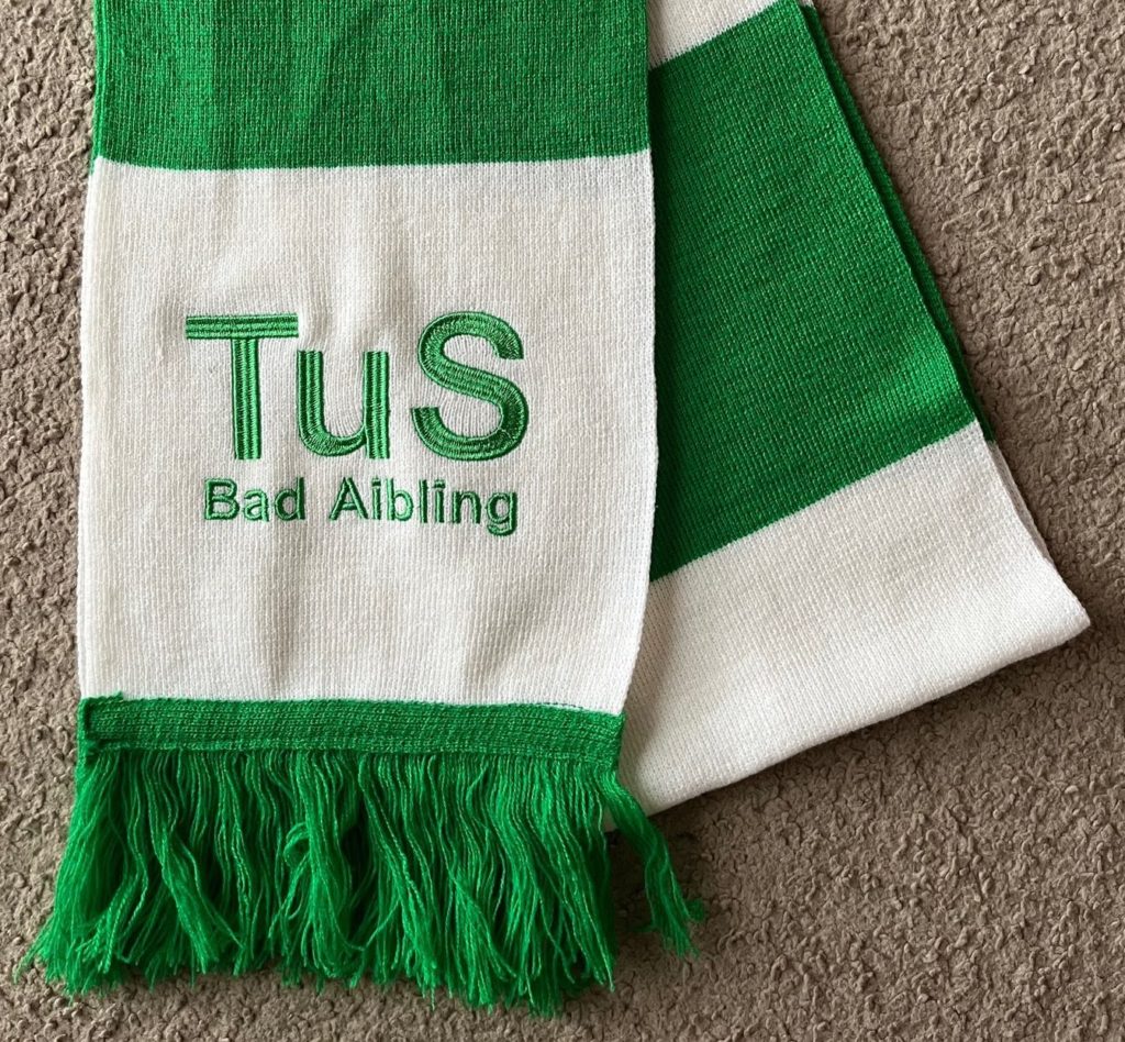 Gestrickter Fanschal grün/weiss bestickt